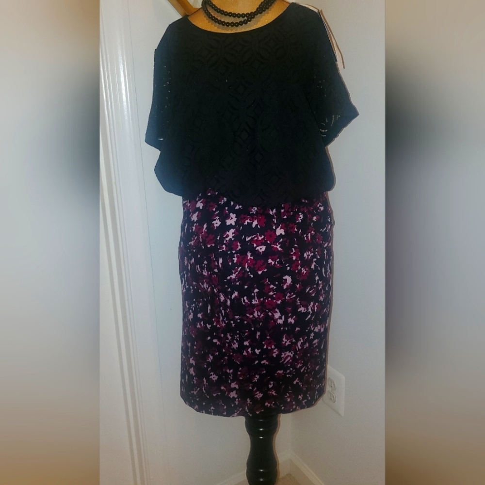 Black lined short-sleeved top